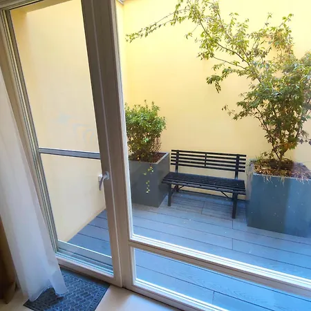 With Private Courtyard アパート プラハ