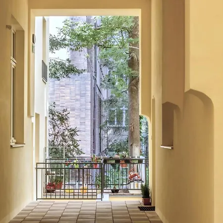 With Private Courtyard * プラハ