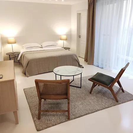 With Private Courtyard アパート プラハ